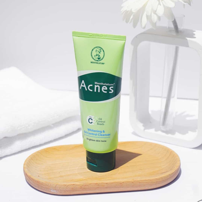 Green tube of Mentholatum Acnes Oil Control Cleanser