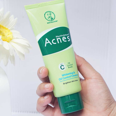 Mentholatum Acnes Whitening Cleanser front view